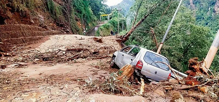 रुद्रप्रयाग में मंगलवार को फाटा गांव के पास मानसूनी बारिश से आयी बाढ़ के बाद मलबे से क्षतिग्रस्त वाहन।-प्रेट्र