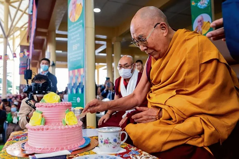 मैक्लोडगंज (धर्मशाला) में तिब्बत के आध्यात्मिक नेता दलाई लामा बृहस्पतिवार को अपने 88वें जन्मदिन पर केक काटते हुए। -कमलजीत