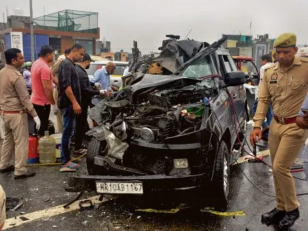 दिल्ली-मेरठ एक्सप्रेस वे पर गाजियाबाद में मंगलवार को स्कूल बस से टकराने के बाद क्षतिग्रस्त कार। - मानस रंजन भुई