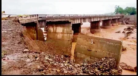 यमुनानगर के रंजीतपुर इलाके में क्षतिग्रस्त पुल, बैरिकेडिंग कर वाहनों को रोका गया। -हप्र