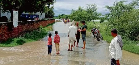 इन्द्री के गांव कलसौरा से बीबीपुर ब्राह्मणान तक जाने वाले रास्ते पर बहता पानी। -निस
