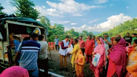 मुख्य संसदीय सचिव राम कुमार चौधरी मंगलवार को ग्राम पंचायत दाड़वा में श्रमिक परिवारों को राशन किट बांटते हुए। -निस