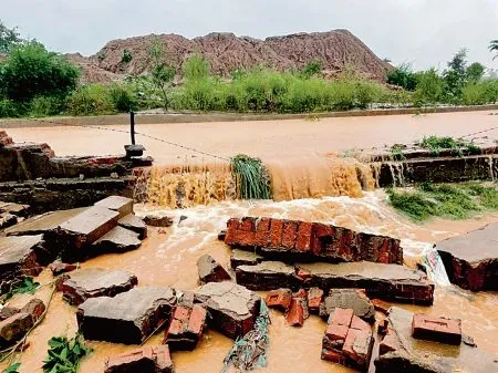 बद्दी के सरसा नदी में क्षतिग्रस्त सीईटीपी प्लांट केंदुवाल का दृश्य। -निस