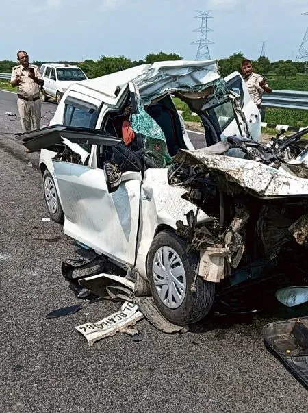 महेंद्रगढ़ में नेशनल हाईवे पर हादसे के बाद क्षतिग्रस्त कार। -निस
